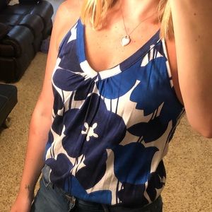 Blue floral print v-neck tank top 🌈